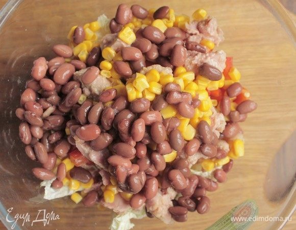 Добавим фасоль, предварительно слив сок.