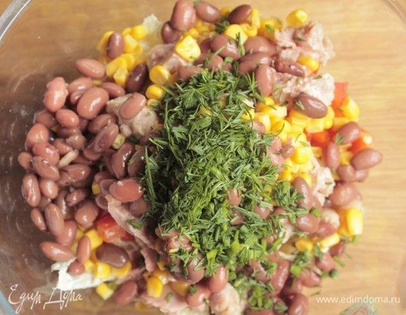 После этого нарезанную зелень.