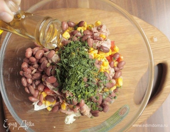 Заправляем маслом. Сбрызгиваем соком лимона.