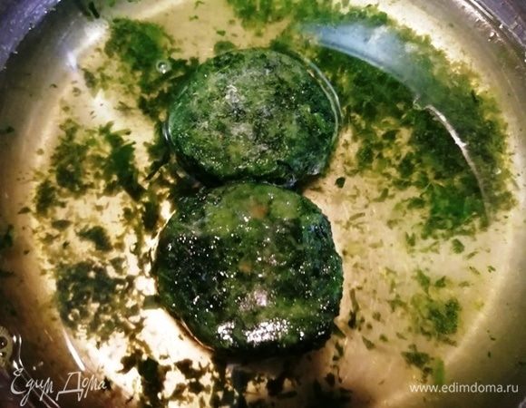 Нагреть воду и распустить замороженный шпинат. Довести до кипения, посолить.