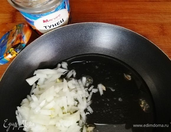 Из тунца ТМ «Магуро» слить масло и обжарить на нем репчатый лук и чеснок.