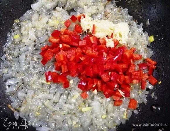 В луковую обжарку добавить болгарский перец.