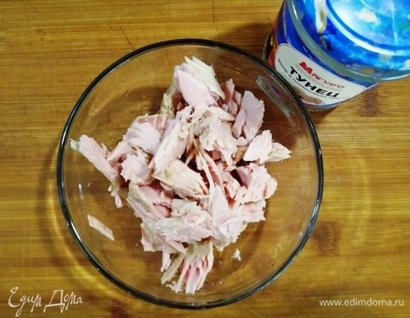 Тунец ТМ «Магуро» разобрать. Оставить пару кусочков для подачи.