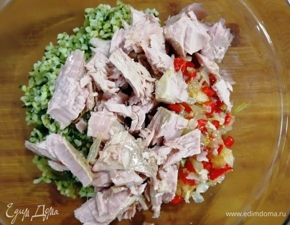 Смешать тунец, булгур и луково-перечную заправку. Добавить укроп.
