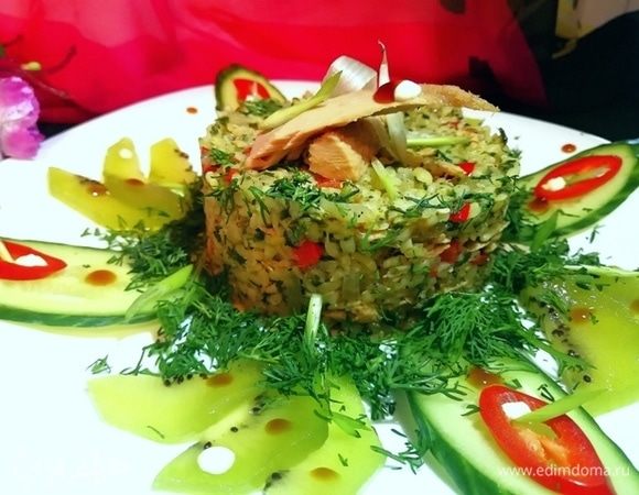 Выложить блюдо через кулинарное кольцо на тарелку.