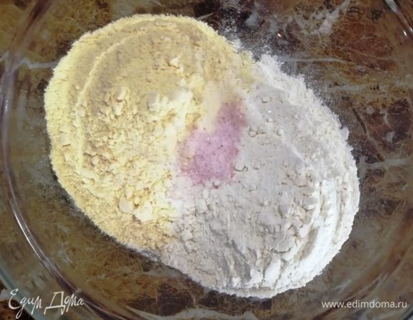 Готовим кукурузные лепешки. Смешиваем кукурузную и пшеничную муку, соль. Перемешиваем.