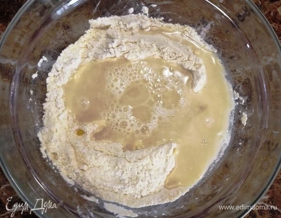 Добавляем теплую воду и растительное масло.