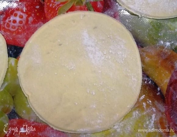 Тоноко раскатываем каждую заготовку.