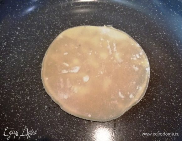 Обжариваем по 30 секунд с каждой стороны на разогретой без масла сковороде.