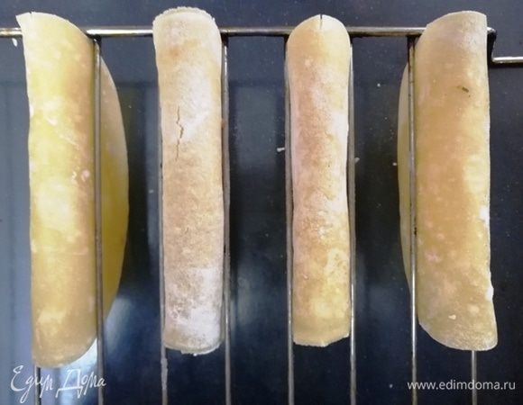 Обжаренные лепешки укладываем между решеткой, формируя тако. Даем остыть.