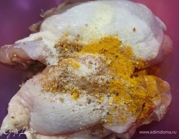 Маринуем куриное мясо в куркуме, соле, перце и сушеном чесноке.