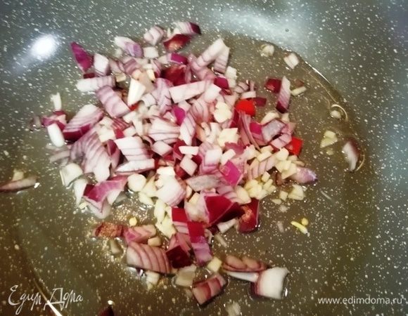 Обжариваем в небольшом количестве растительного масла лук и чеснок.