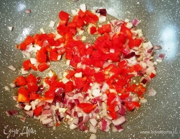 Добавляем болгарский перец и перец чили.