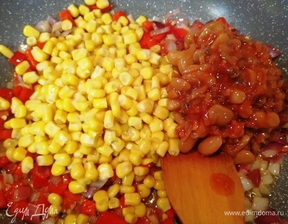 Добавляем кукурузу и фасоль.