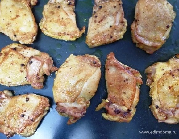 Филе куриных бедрышек обжариваем на хорошо разогретой сковороде со стороны кожи. 