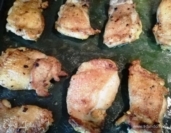 Выкладываем на противень кожей вверх и отправляем в духовку, разогретую до 200°С на 20 минут.