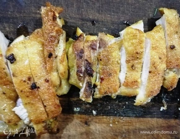 Готовую курицу порционно нарезаем.