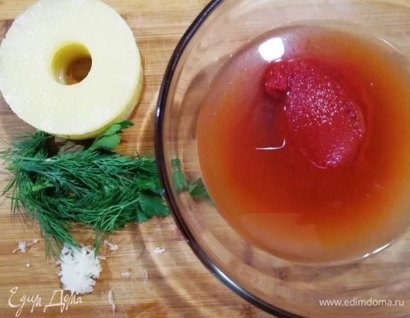 Готовим соус. В сок от фасоли и кукурузы добавляем томатную пасту. Зелень, чеснок и кольца ананаса нарезаем.