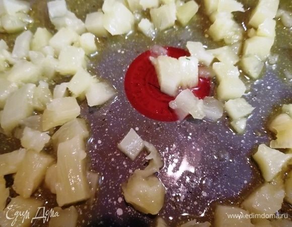 В масло, в котором обжаривалась курица, кладем ананас. Карамелизуем его. 