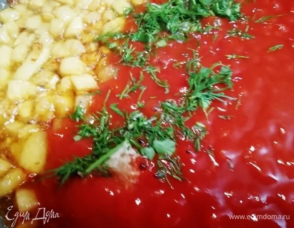Добавляем заправку из сока кукурузы, фасоли и томатной пасты, зелень и чеснок. Перемешиваем и слегка увариваем. Солим и перчим.