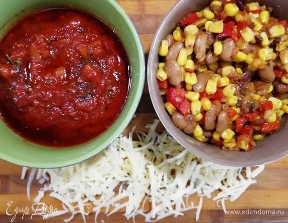 Начинка и соус готовы, натираем сыр. 