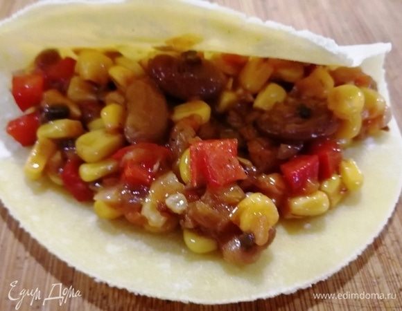 На кукурузную лепешку выкладываем овощную смесь.