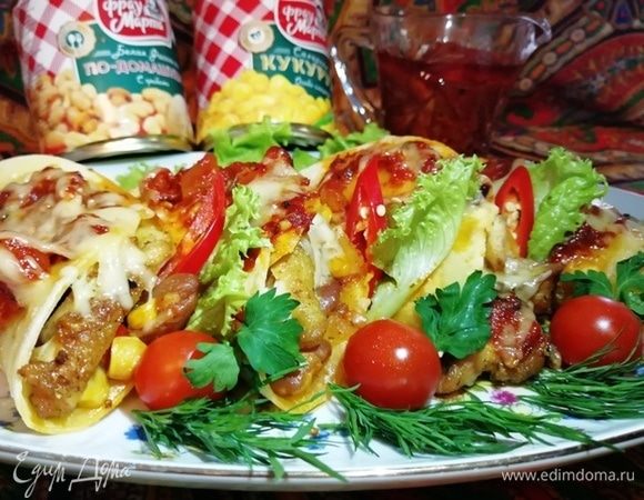 Через 10 минут тако с овощами и курицей готовы!