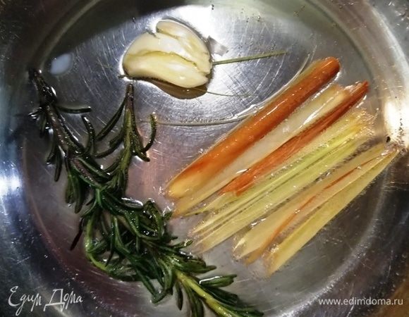 Кокосовое масло растопим в сковороде, добавим лимонное сорго, розмарин и чеснок. Прогреем 1 минуту. Вынем из масла розмарин, чеснок и лемонграсс.