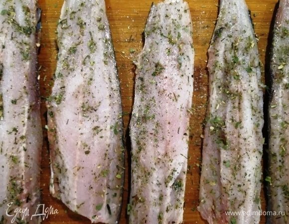 Терпуг разделаем на филе, посолим и поперчим с двух сторон.