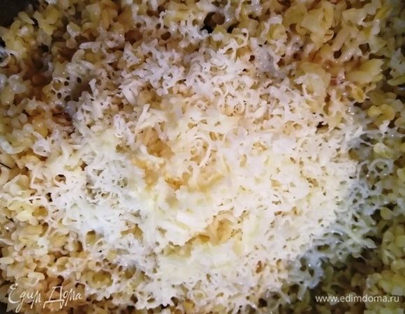 В ароматный булгур добавим натертый сыр и перемешаем.