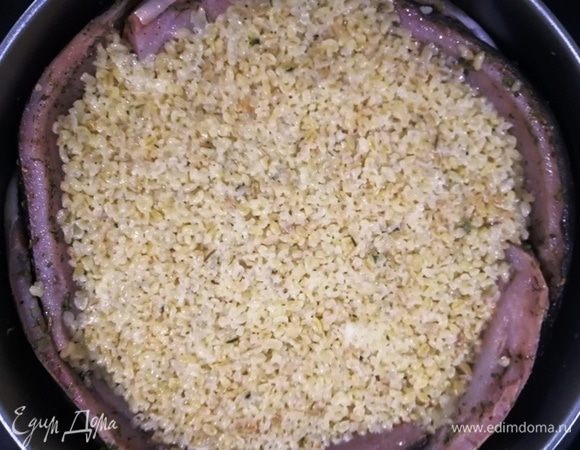 Выкладываем в рыбное кольцо булгур. Отправляем в духовку, разогретую до 200°С на 15 минут.