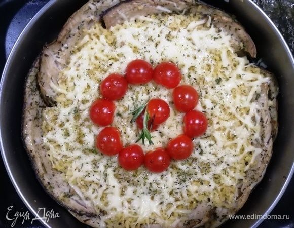 Выкладываем половинки черри и отправляем запекаться еще 10 минут.