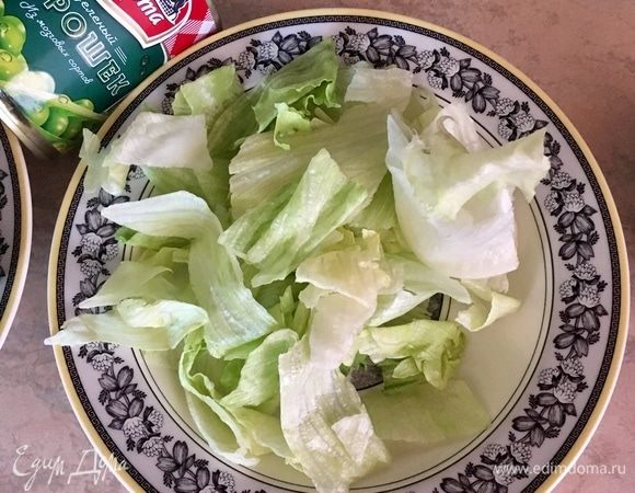 Салат айсберг (у меня готовый к употреблению из пачки), также щедрая горсть. Немного порвать руками.