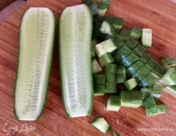 Огурчики нарезать кубиком.