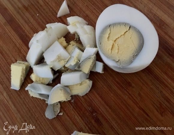 И яйца нарезать кубиком.