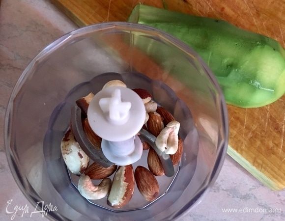 Теперь займемся заправкой. Горсть любых орехов (у меня смесь миндаля, кешью и бразильского ореха) с помощью блендера измельчить в крошку.