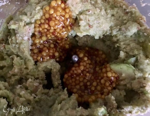 Теперь в эту массу из авокадо и орехов добавить 2 столовые ложки горчицы с зернами.