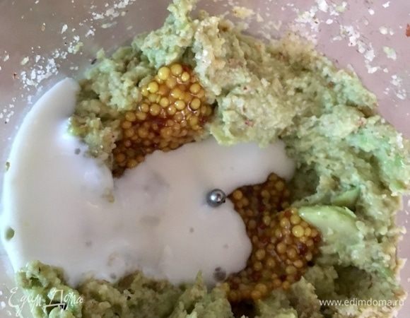 И по столовой ложке добавлять кефир. Перемешать. Посмотреть по консистенции. Если кажется, что густо, то можно еще добавить кефир или, наоборот, остановиться.