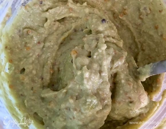 У меня получилась густая, сливочная и как будто жирненькая (благодаря авокадо) масса. Добавить немного лимонного сока, посолить и поперчить по вкусу! Можно сейчас уже есть ложкой, намазав на бородинский хлебушек! Ммм...