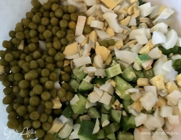 Но все ингредиенты салата уже подготовлены в миске и только дожидаются заправки, так что заправочку съедать не стоит, а лучше заправить ею салат и хорошенько перемешать!