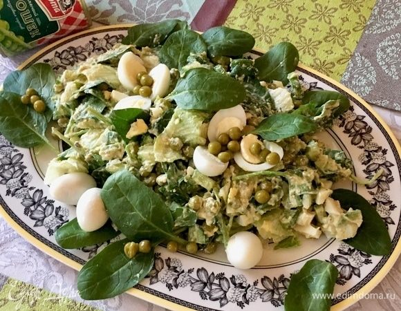 На плоской тарелке делаем подушку из шпината, выкладываем на нее заправленный салат. Украшаем заранее отваренными перепелиными яичками, оставшимся для этих целей зеленым горошком и подаем на стол. К мясу, к рыбе, просто так без всего или с хрустящим тостом... Салат, пусть простой, или кто-то скажет, что банальный, но благодаря маленькой фишке, играет уже новыми красками! И играючи разлетается на ура со стола!