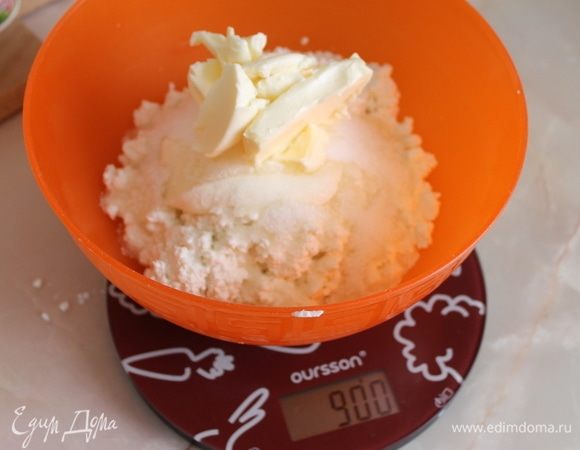 Отмерьте все ингредиенты для пасхи в одной емкости, кроме мака и лимонной цедры.