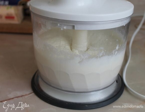 Используя блендер, взбейте творог в пышную однородную без комочков массу.