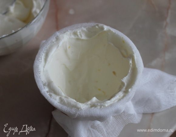 Форму для пасхи застелите марлей в два слоя. Выложите  стенки формы лимонной массой, стараясь распределить ровным слоем. Оставьте немного лимонной массы для донышка пасхи.