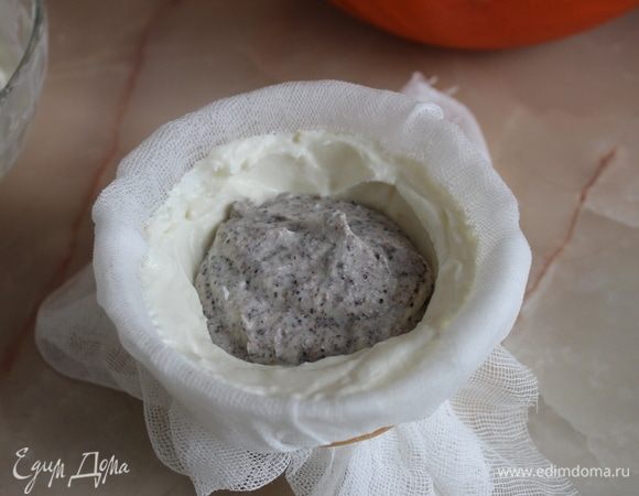 Заполните форму маковой начинкой.