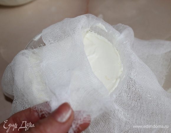 Закройте маковую начинку оставшейся лимонной массой и накройте творожную пасху краями марли. Поставьте наполненную форму на решетку и подставьте снизу глубокую тарелку, что бы в нее стекала сыворотка. Через 3 часа поставьте на донышко гнет. Я для этого использовала стеклянную бутылку 0,5 л наполненную водой. Оставьте пасху в прохладном месте на сутки.