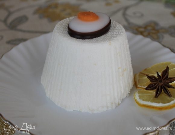 Переверните пасху на тарелку. Украсьте по своему желанию, и можно праздновать.