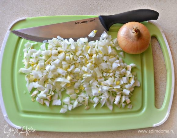 Репчатый лук очистить и мелко нарезать.