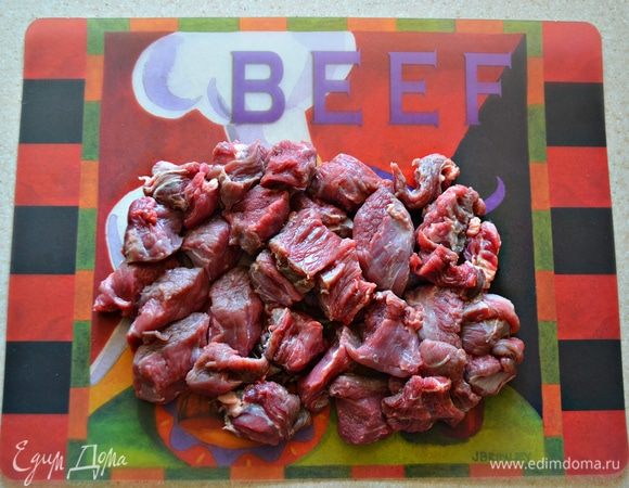 Мясное филе ополоснуть, просушить бумажным полотенцем и нарезать небольшими кусками (пленки с мяса лучше удалить).