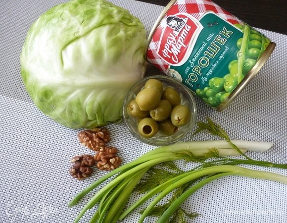 Подготовить ингредиенты для салата. Капусту и зелень помыть. Орехи подсушить в микроволновке.